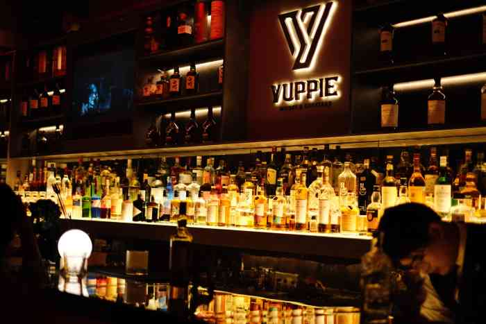 yuppie whisky&cocktails-"偶然看到这家酒吧 一进门就被门口的氛围灯