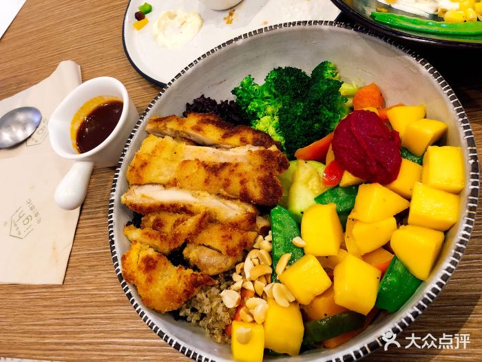 mr&mrslight 轻食恋仁创意西餐(江宁金鹰店)芒果脆烤鸡腿肉均衡碗图片