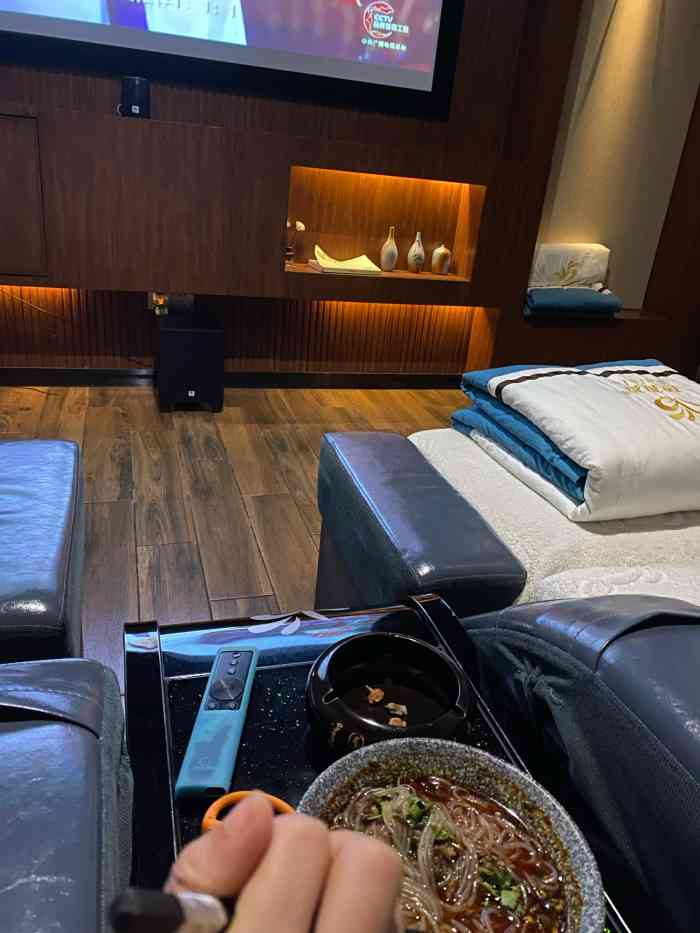 芭拉拉东坡足道(印象水街店[薄荷]环境:大环境在水街,烟雾缭绕十分