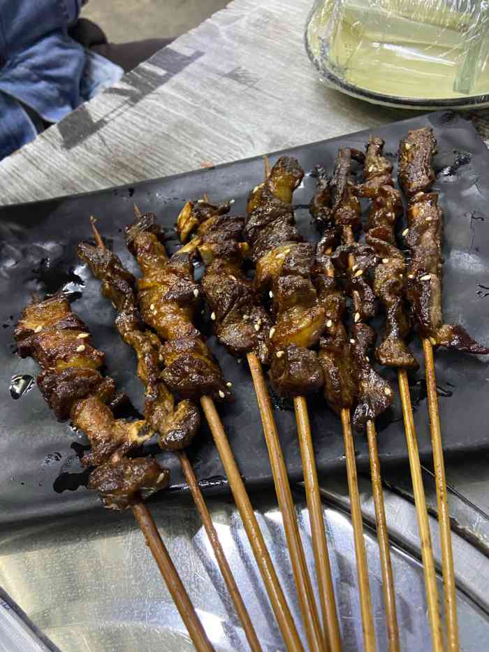 冲着烤马排和马肉去的,在龙腾里美食城的zui看菜单其实挺丰富的,各类