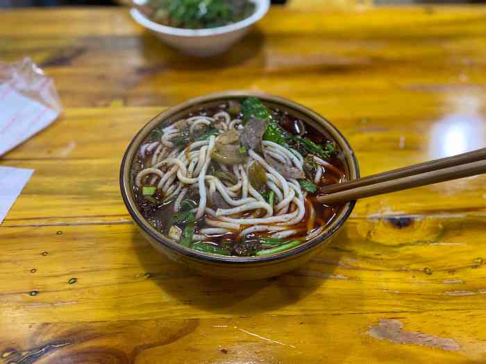 金沙羊肉粉(解放路店"这家羊肉米粉店位于北碚正码头,很小的壹家.