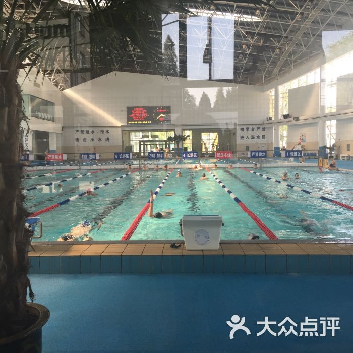 单次50一次,次卡1000块30次好像,那个还比较划算。 我们今天就来体验一下。上次特地来的,结果停电了。说下午2点才开放。太桑心了。然后先生就去了图书城。 然后说好了周二再来再来。然后今天本来也赖着说去不了了。我也不抱希望呗。然后今天勇士赢了。感谢库里,先生说那就去游泳吧。 我们过来想办个次卡的,说到12月过期怕游不完啊。就暂时没办其实现在想想应该游的完的 不限时间的不过我就游了两个小时 非常干净。进去有拖鞋,消毒和未消毒的分开了。进门给存鞋子。发柜子钥匙。 柜子也很干净。然后进游泳池前一个热水