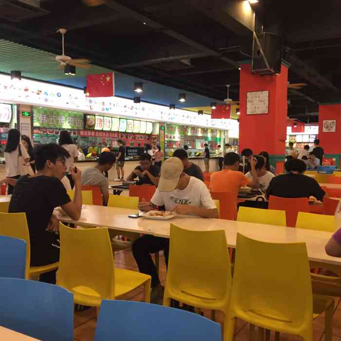 中山职业技术学院-"学校内新开的饮品店,产品全部现点