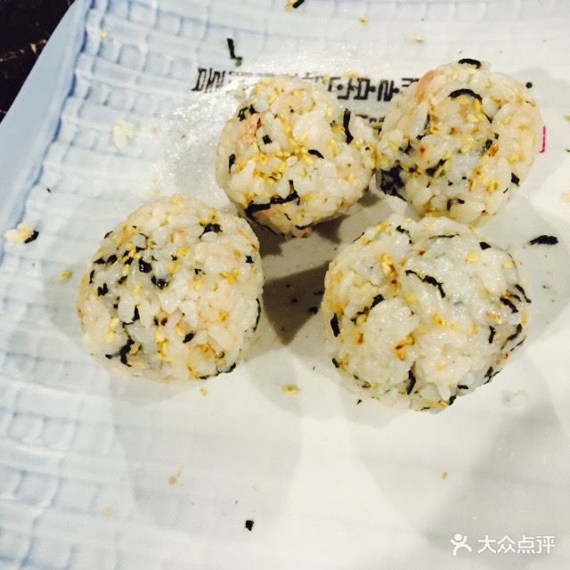 金枪鱼手握饭团