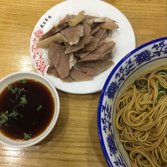 自从那一次带我去吃了一次后,几乎每天下班就来一碗～这家的白切羊肉