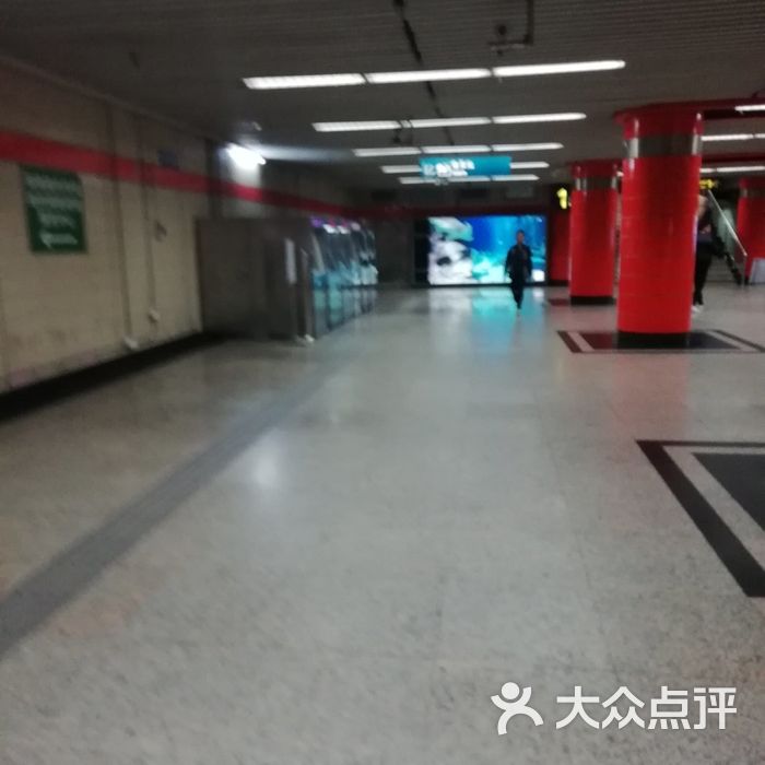 新闸路-地铁站