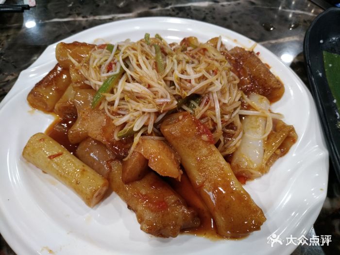 泰式猪颈肉炒猪肠粉