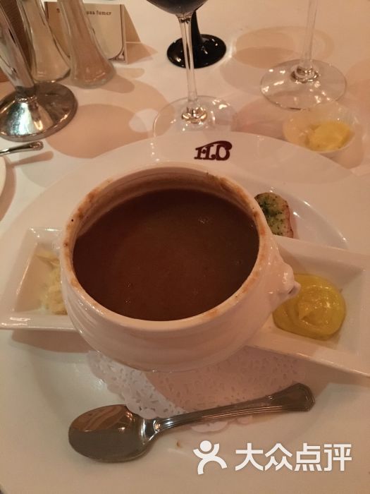 周末早午餐有298,418两档。吃的298四道菜含发泡酒、茶或咖啡的用,大众点评付款最后不到300。要的血腥玛丽,鸭胸,蜗牛,牛里脊和教堂布丁,餐前赠送小菜拼盘一个,饭后有小礼品是甜点,吃下来觉得味道一般,蜗牛相对来说味道最好,血腥玛丽真的喝不惯辣眼睛啊,餐前面包种类很多是目前吃的最好的餐前面包,牛里脊要的五分熟但是切不动,不知道是不是我切的不对,焦糖布丁太甜了。一进门能看见一个胖胖的甜点师在摆盘,环境属于典雅型的吧,订位给安排在钢琴旁边的沙发座,整个过程服务中规中矩不惊喜,有个洋服务员还打响指感觉不舒服