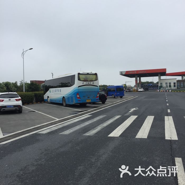 (德清服务区)停车场