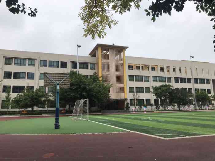 成都市迎宾路小学-"位置:位于金跃路.就在马路边,还