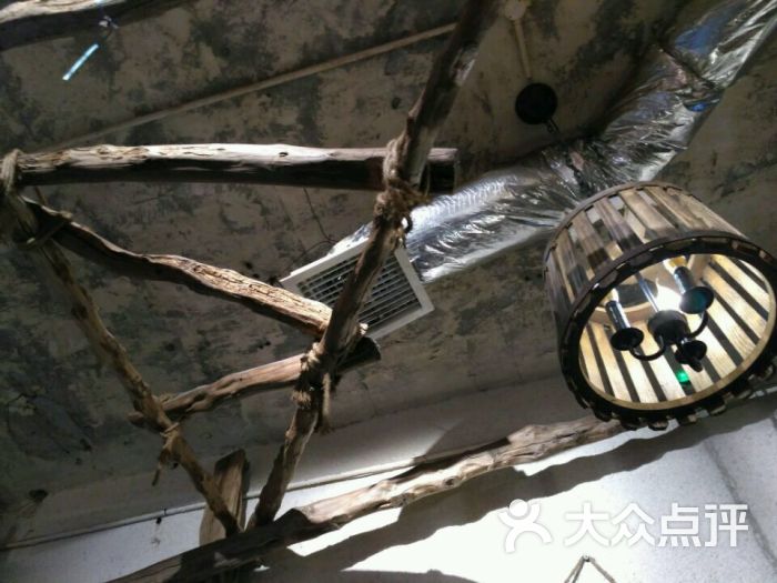 肆驿·铜锅涮肉房顶的木头吊灯和装饰图片 第1162张