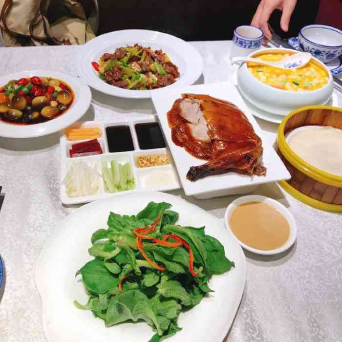 聚德福北京烤鸭-"很不错,材木烤制的味道,香而不腻.