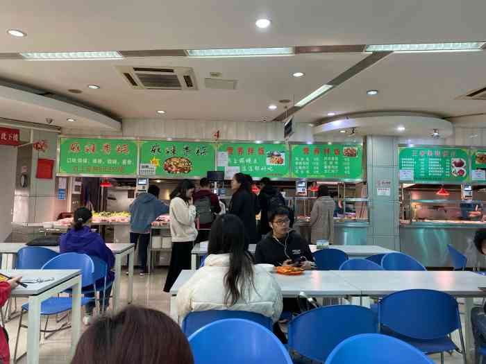 小火锅～还有果汁,2元一杯,学校果然好便宜～二楼天津医科大学食堂