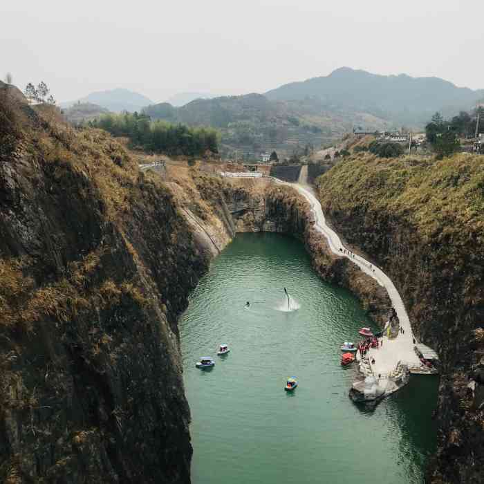 章氏矿坑冰城旅游区