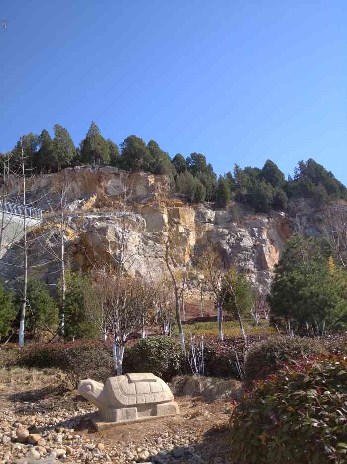 小龟山山体公园-"济南舜耕路南头,小龟山山体公园,并不很高.