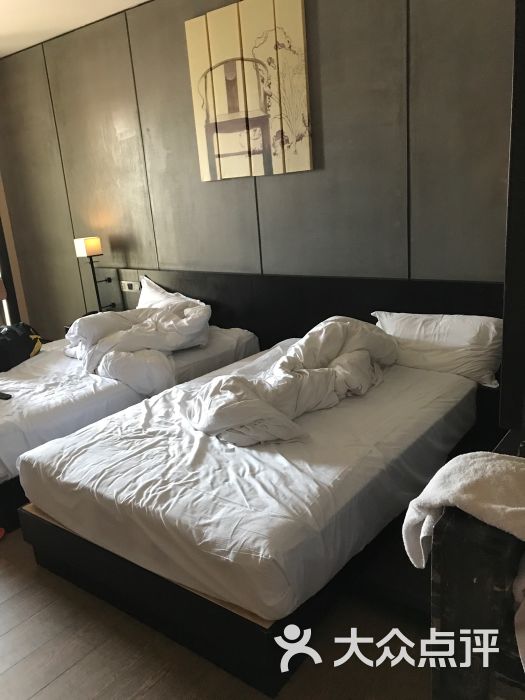 房间装修还算简洁大方,枕头被子都不错算比较好睡