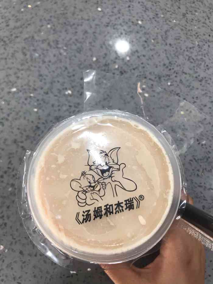 汤姆和杰瑞奶茶-"这家奶茶店就在那个秋千起头那儿,走到这边.
