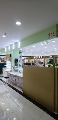 康明眼镜(永新路店"位置在东门中威广场眼镜城,里面都是眼镜店.