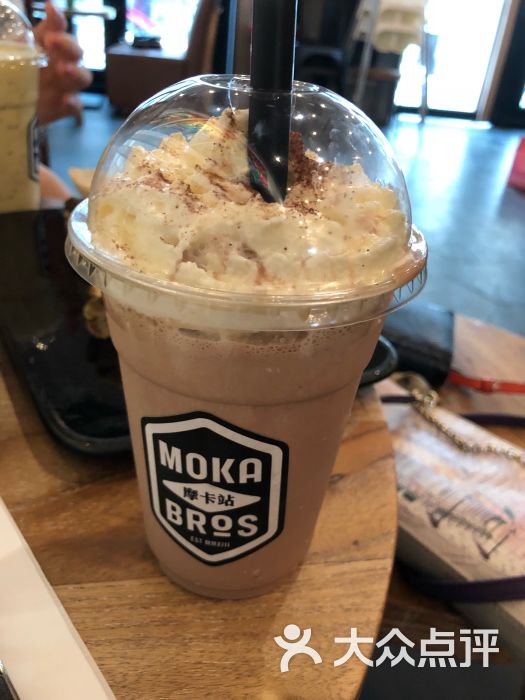 moka bros摩卡站轻食餐厅(蓝色港湾店)巧克力奶昔图片 第2张