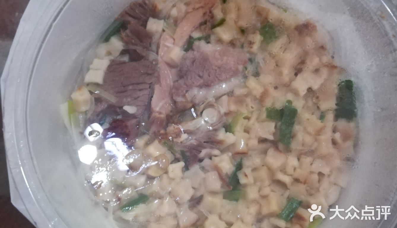 普通牛肉泡馍里的牛肉挺多的,25元一碗真实在