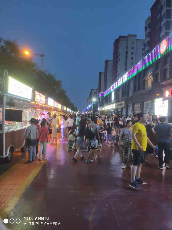 姚村美食街-"姚村夜市 真够火的 六点多到的人就不.