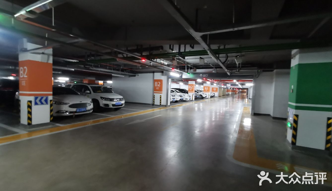 紫荆天街商场自带的地下停车场