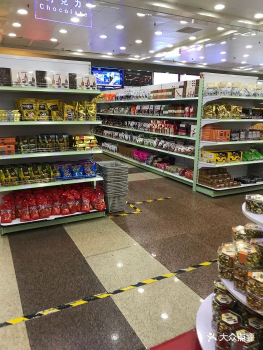 香烟和化妆品都贵了,不划算。而且汇率按82.