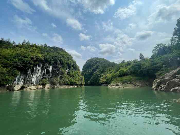 阿蓬江神龟峡景区"阿蓬江发源于湖北恩施,由东北向西南流淌.