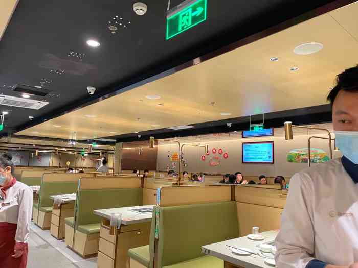 海底捞火锅(新朝阳广场店"93位置:新朝阳广场二期四楼.在三楼很.