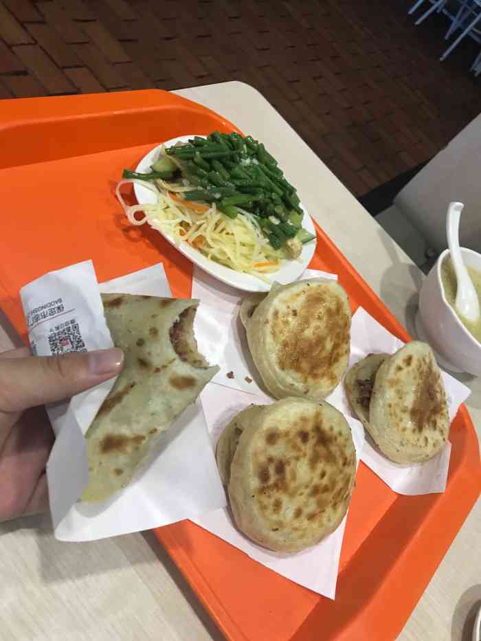 要了两个大饼卷肉再加一碗混沌,好滋味的驴肉味道真的很香,环境也非常