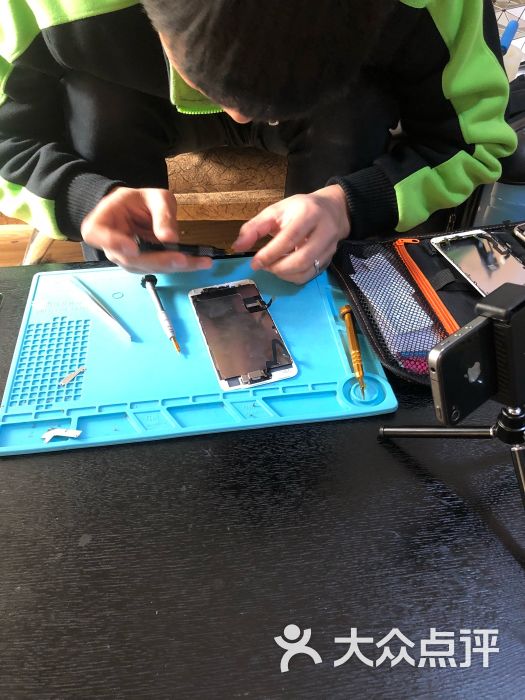 【腾云电子】苹果手机维修换屏:昨日手机拆电