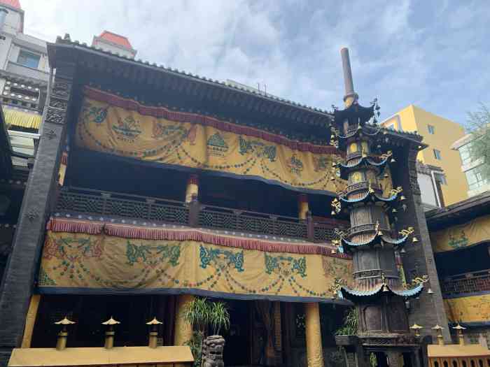 金塔寺-"金塔寺位于西宁市南大街东侧宏觉寺街35号.