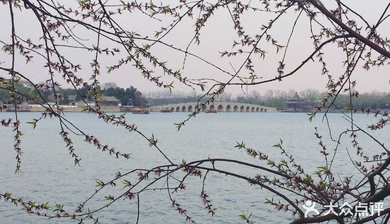 是模仿杭州西湖苏堤而建