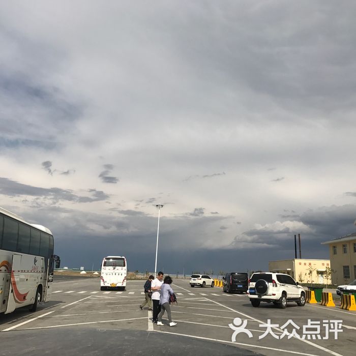 乌图布拉克服务区停车场