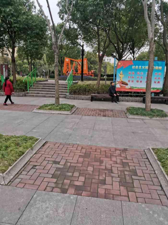 嘉川路小游园"改造好了,很不错.但是篮球场是锁着的.