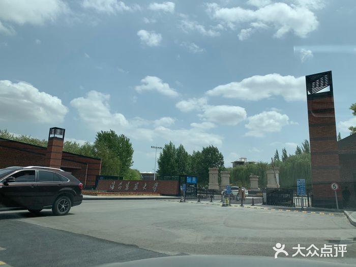 沈阳建筑大学校门图片