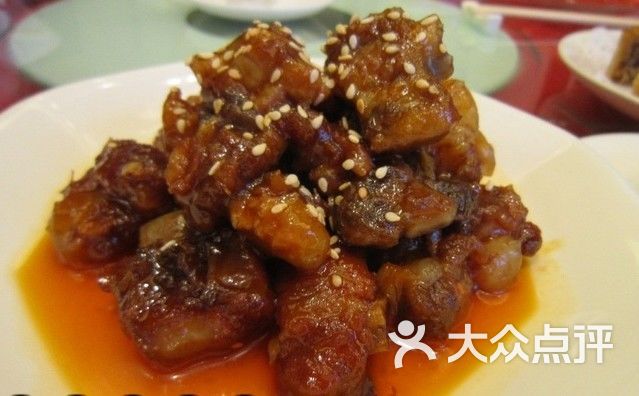 婚宴整桌海鲜菜品照片_婚宴大厅的装修效果图_海逸海鲜婚宴