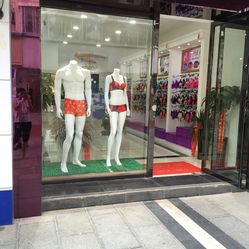 慕若芊内衣有实体店吗_泉兮化妆品有实体店吗(2)