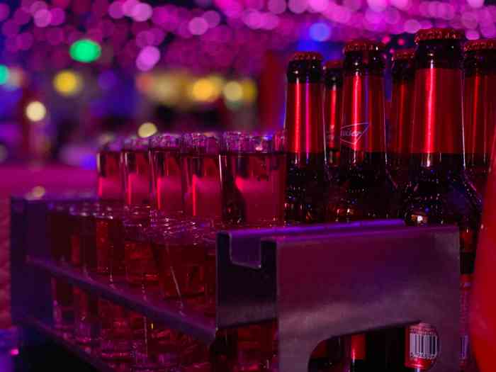 辰色酒馆(中山路店"这家酒吧的位置在中山路的状元桥的桥对面隔.