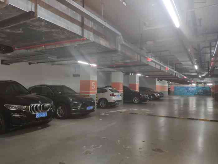 绿地缤纷城停车场
