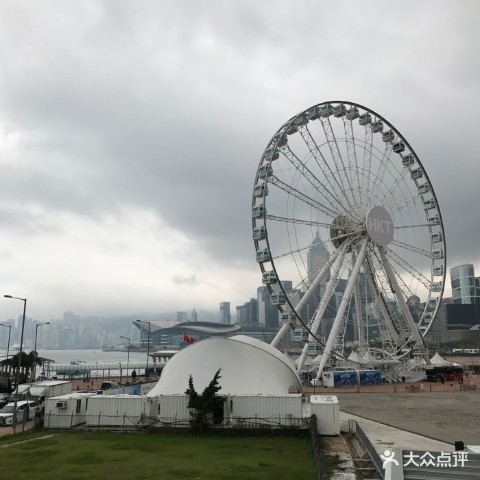 在中环那一条长天桥下面,坐渡轮通往香港其.