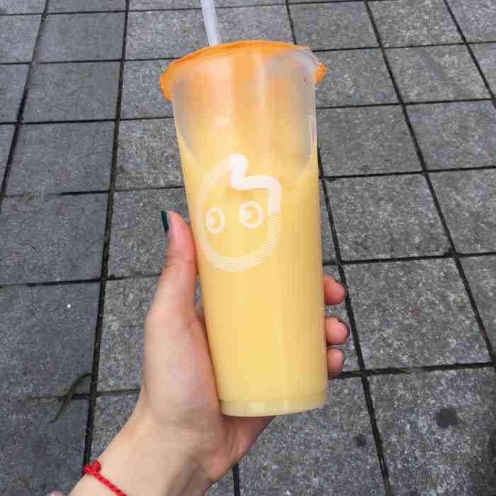 打分 奶茶还是很好喝的,拿完奶茶撞在coco的标志上,摔地上了,啊好疼啊