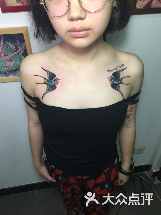 锁骨燕子纹身女生胸口纹身
