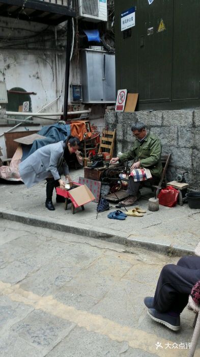 桂花路补鞋摊补鞋进行中图片 - 第3张