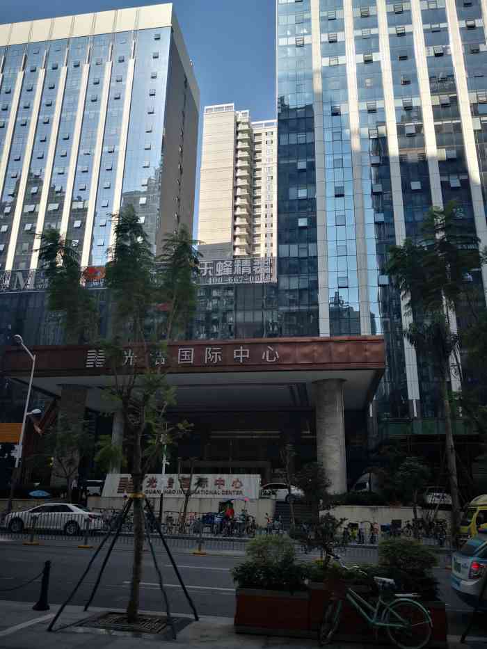 光浩国际中心"新开张的商业楼,在梅龙路上,就住旁边,有.