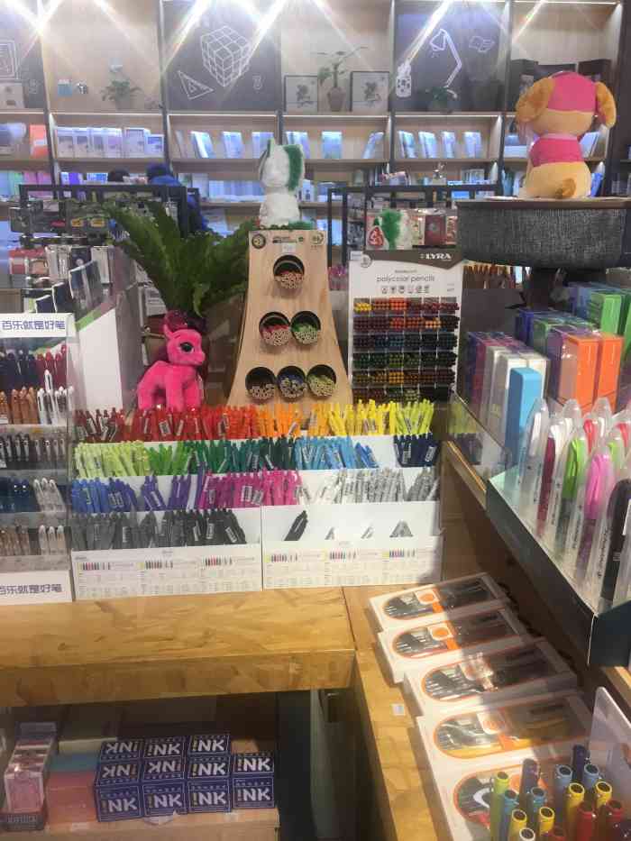 鹰王·文具社(同德昆明广场店"他们家在同德广场的地下一层,我们从