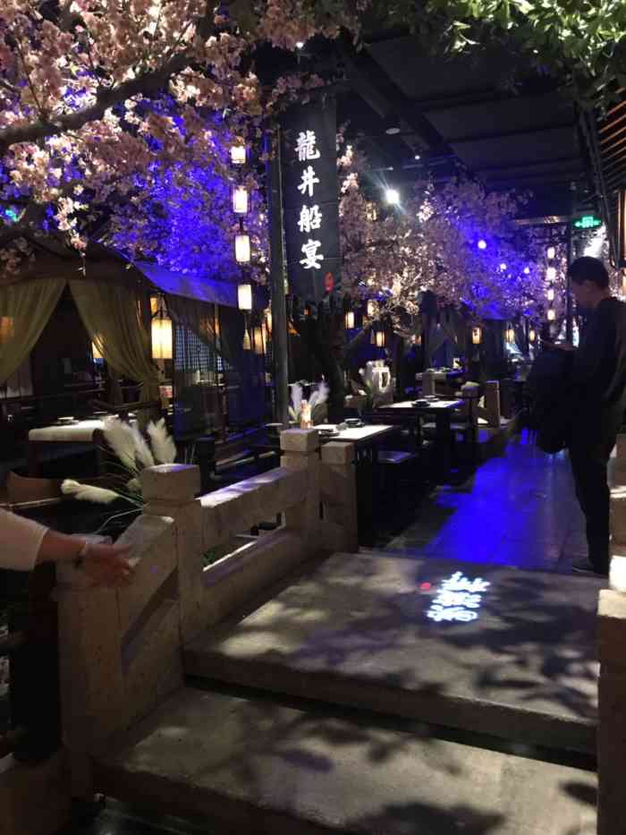 绿茶餐厅(龙德广场店"在北京开了很多年的一家杭帮菜,以物美价廉.