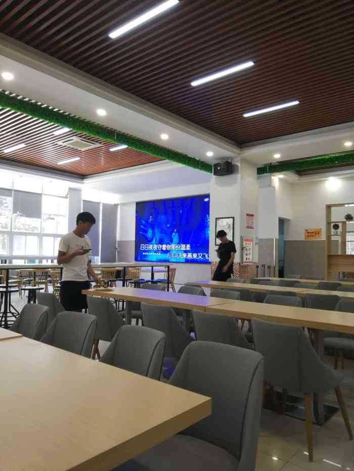武汉轻工大学金银湖校区·金湖餐厅-"第一次来这个,很