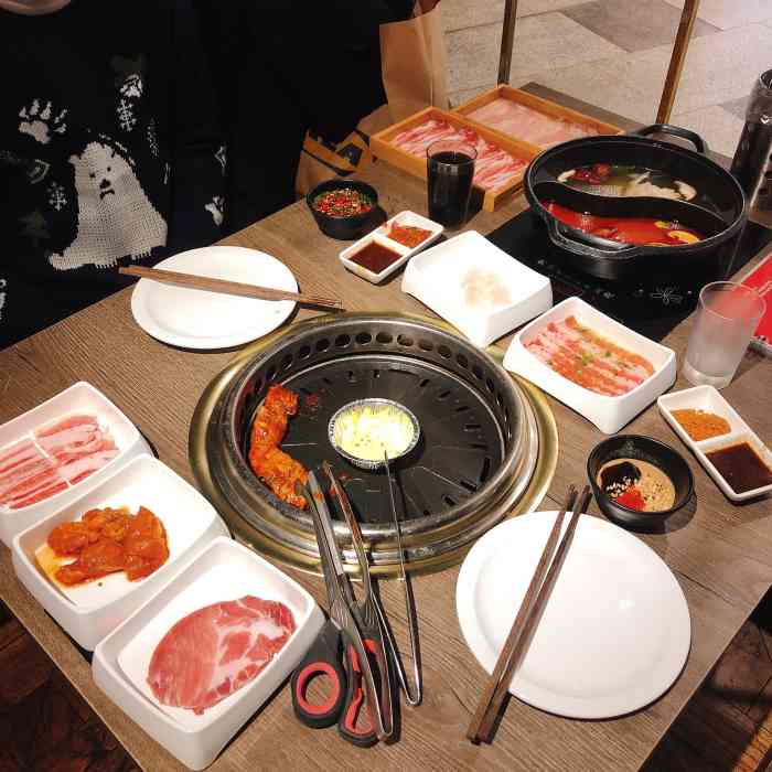 火炉火自助餐(荟聚宜家店"烤肉很好吃,小菜分量少点,很爱吃.