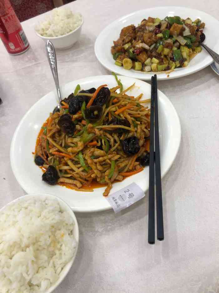 鸿宴饭庄(白孔雀店"清明节去过了了,推荐肘子,中午去的要排队.